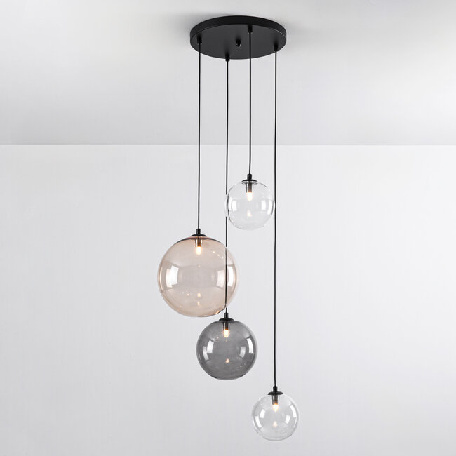 4-valoinen design-riippuvalaisin Luminor erilaisilla lasipalloilla