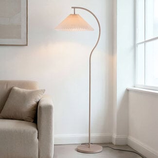 Moderne booglamp Tatsu met geplooide stoffen kap en beige frame