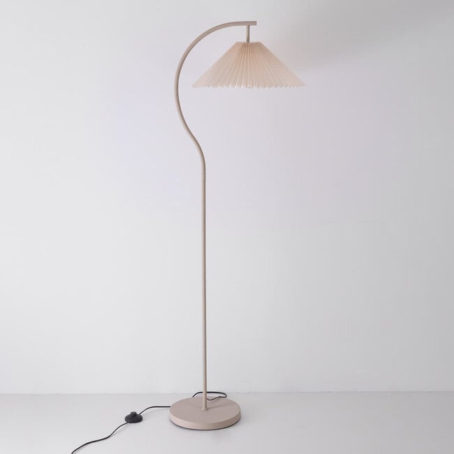 Moderne booglamp Tatsu met geplooide stoffen kap en beige frame