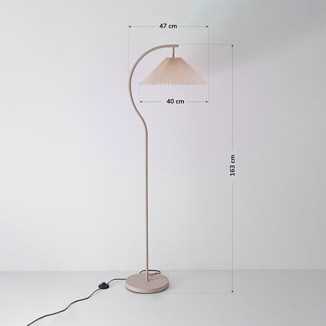 Moderne booglamp Tatsu met geplooide stoffen kap en beige frame