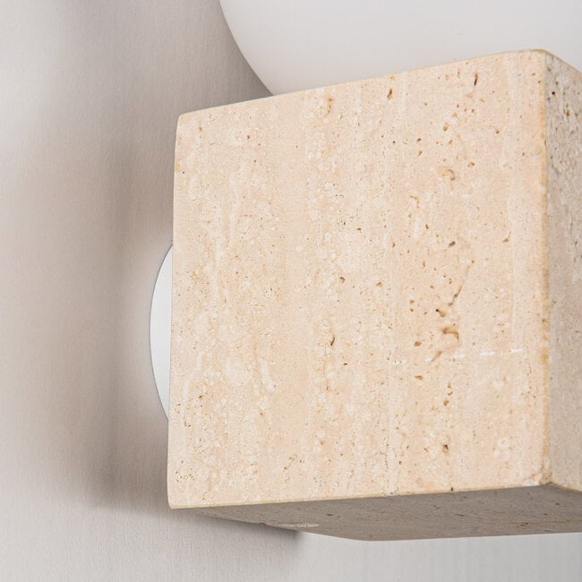 Wandlamp Marno vierkant van travertin (natuursteen) en melkwit glas