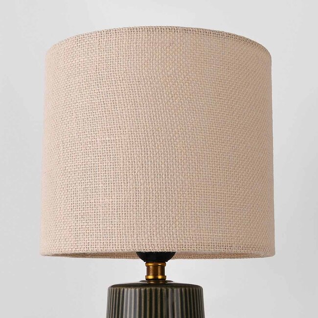Pöytävalaisin Ayra, antrasiitinvärinen keramiikka, kangasvarjostin, beige