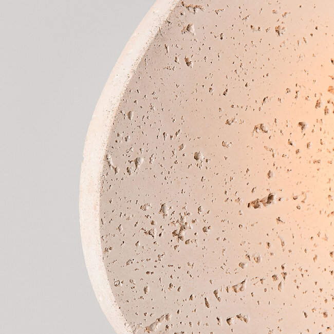 Wandlamp Lucio van travertin (natuursteen) met glazen bol