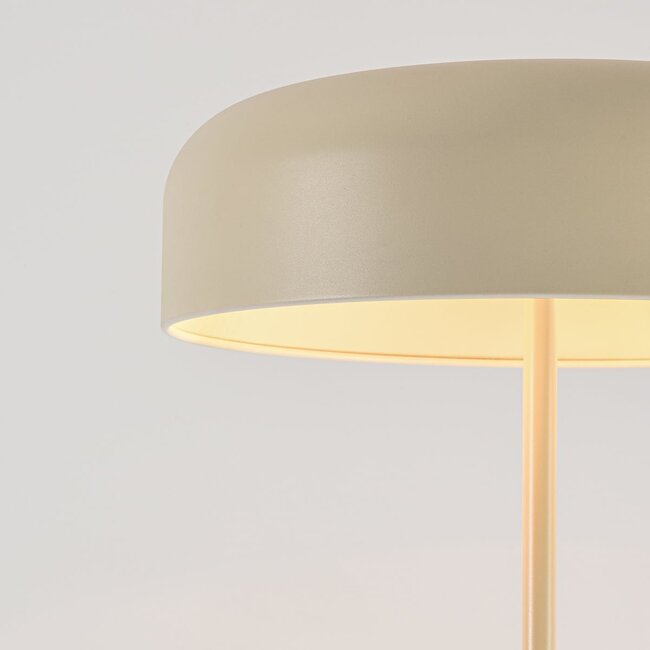 Lattialamppu Arlie travertiinijäljitelmäjalalla - beige