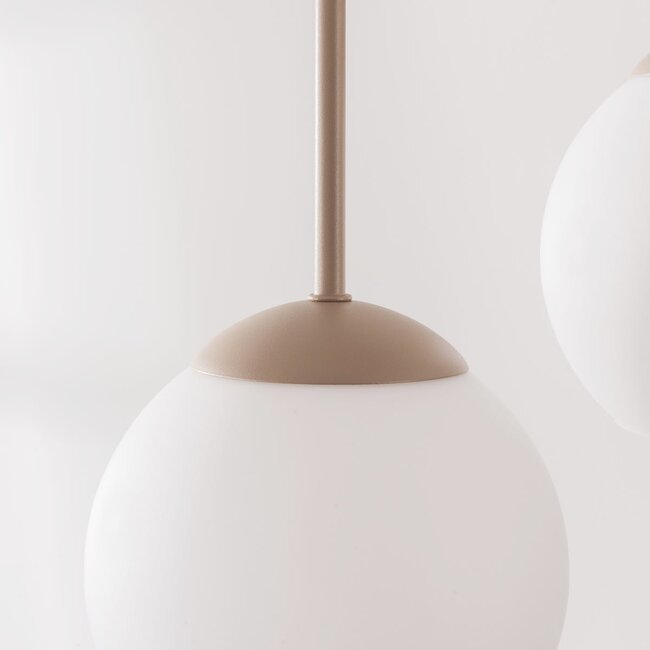 Moderni beige kattovalaisin Carato 5-valoinen maitovalkoisilla lasipalloilla