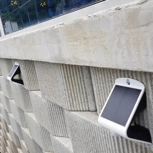 Solarny kinkiet zewnętrzny Single Conan 3,2W z czujnikiem - biały