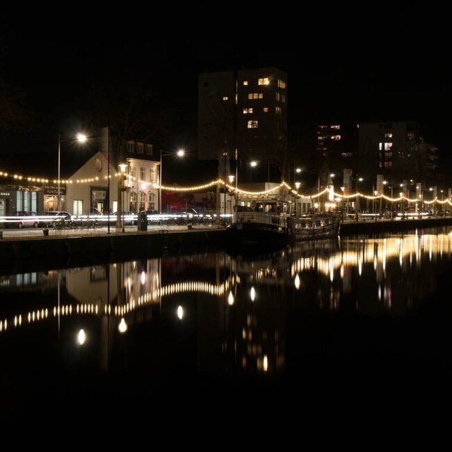 Girlanda świetlna 100 metrów z wtyczką i 100 lub 200 zamontowanymi oprawkami lamp