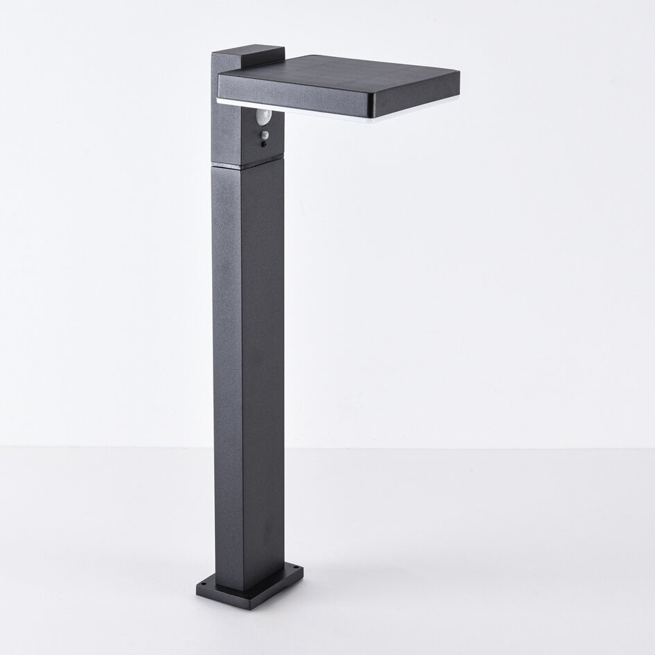 Czarna stojąca solarna lampa zewnętrzna z czujnikiem Paulo, 50 cm