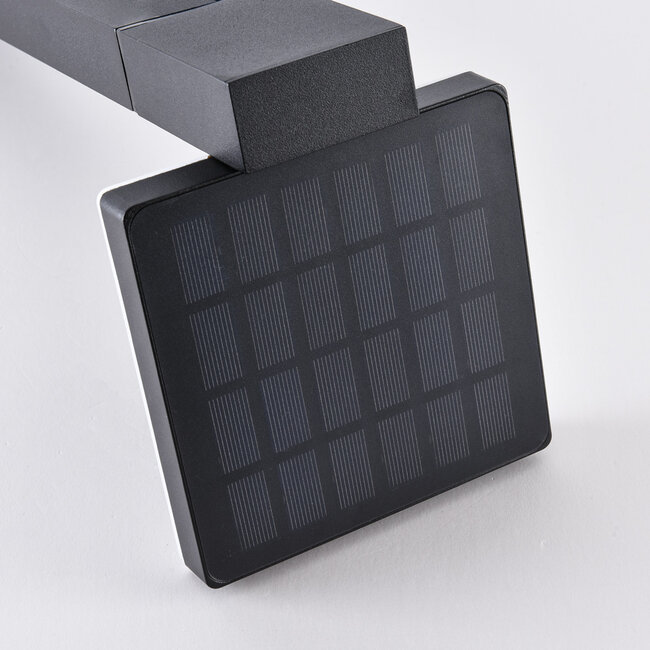 Czarna stojąca solarna lampa zewnętrzna z czujnikiem Paulo, 50 cm