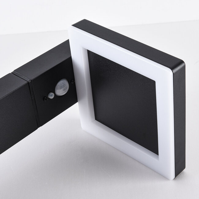 Czarna stojąca solarna lampa zewnętrzna z czujnikiem Paulo, 50 cm