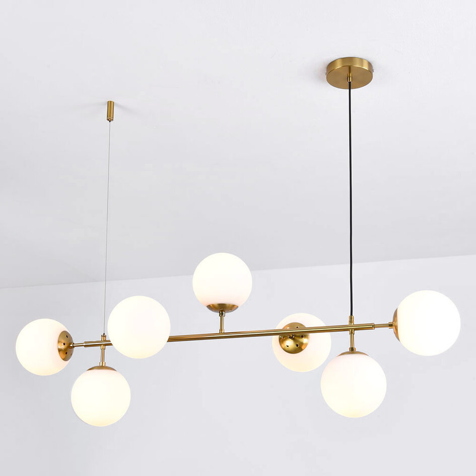 Designerska lampa wisząca Hepta z mlecznymi szklanymi kulami