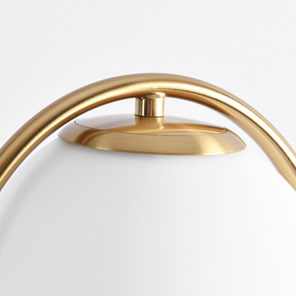 Złota designerska lampa stołowa z mlecznobiałym szkłem - George