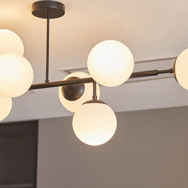 Design lampa sufitowa czarna z mlecznobiałymi szklanymi kulami - Osem
