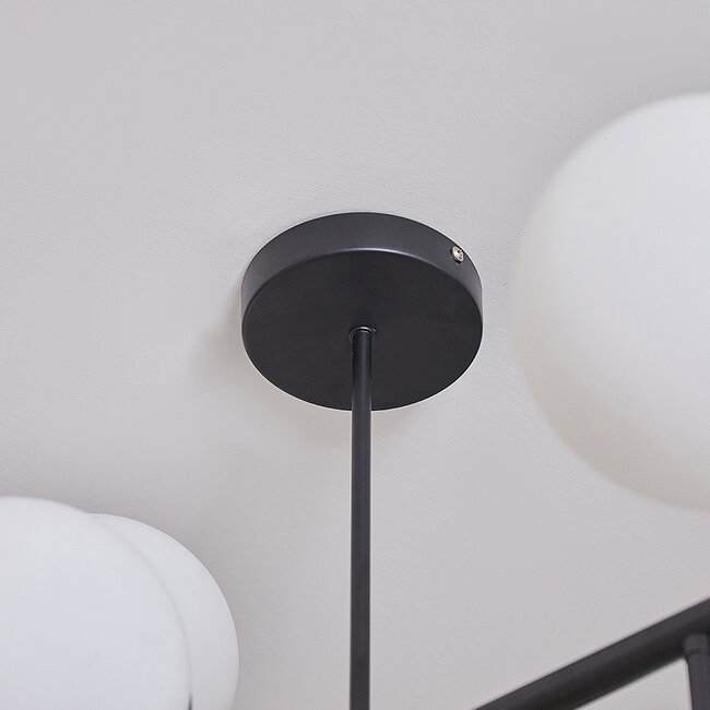 Design lampa sufitowa czarna z mlecznobiałymi szklanymi kulami - Osem