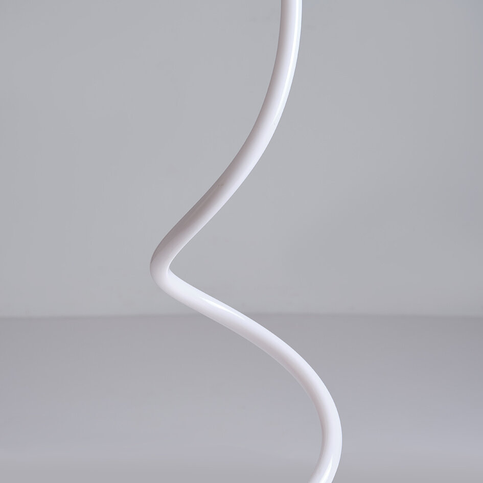 Minimalistyczna lampa podłogowa o spiralnym kształcie - Viver