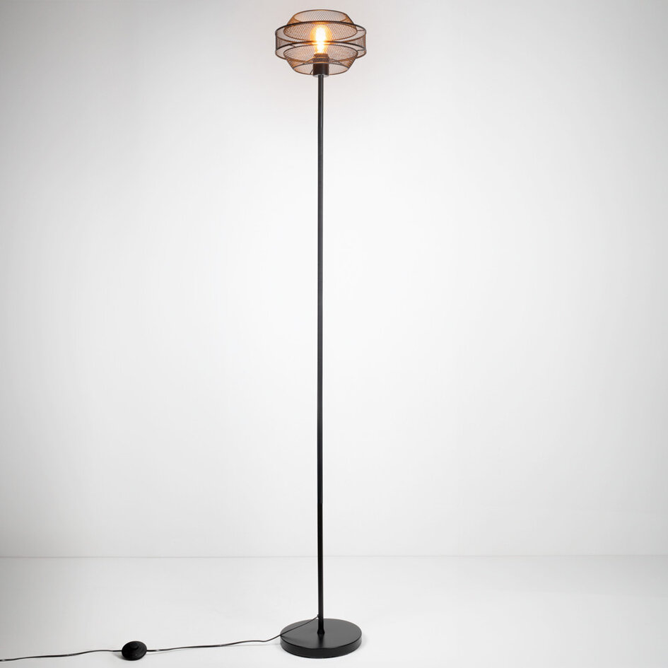 Czarna lampa podłogowa z ażurowym kloszem - Julian