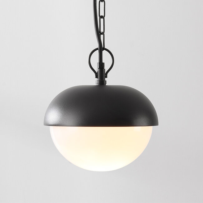 Czarna zewnętrzna lampa wisząca z mlecznobiałym kloszem - Junia