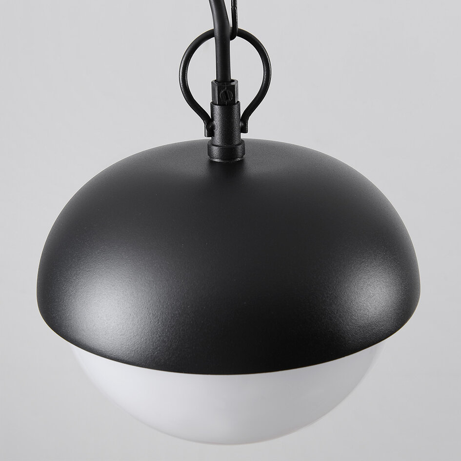 Czarna zewnętrzna lampa wisząca z mlecznobiałym kloszem - Junia