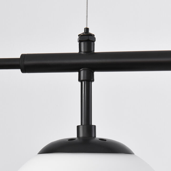 Design lampa wisząca z czarną ramą i mlecznobiałym szkłem - Hepta