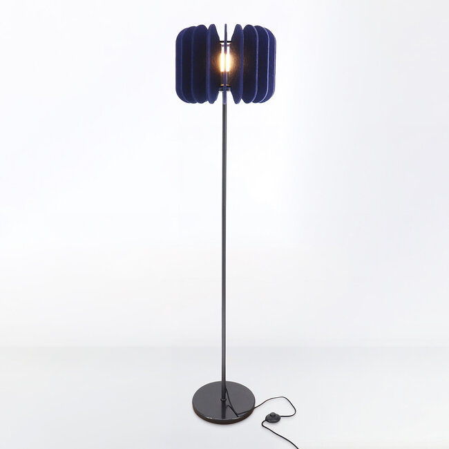 Lampa podłogowa z filcu PET w kolorze granatowym - Lenthe