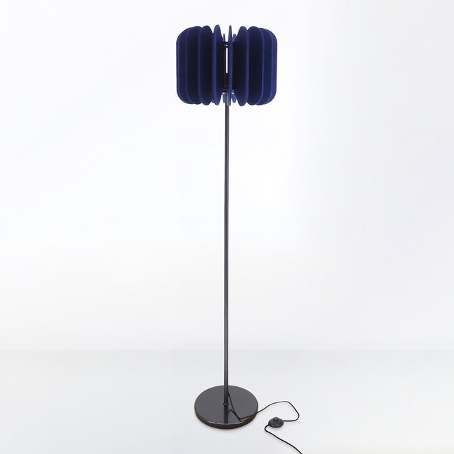 Lampa podłogowa z filcu PET w kolorze granatowym - Lenthe