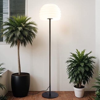 Zewnętrzna lampa podłogowa z białym kloszem - Sym