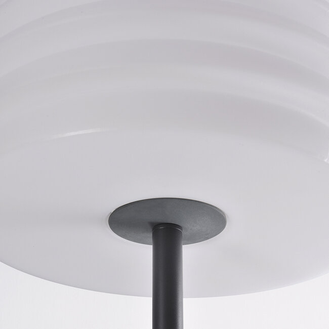 Zewnętrzna lampa podłogowa z białym kloszem - Sym