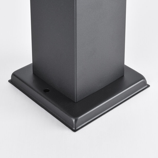 Zewnętrzne gniazdko ze stali nierdzewnej z lampą Jardin - kwadratowe z 4 gniazdkami