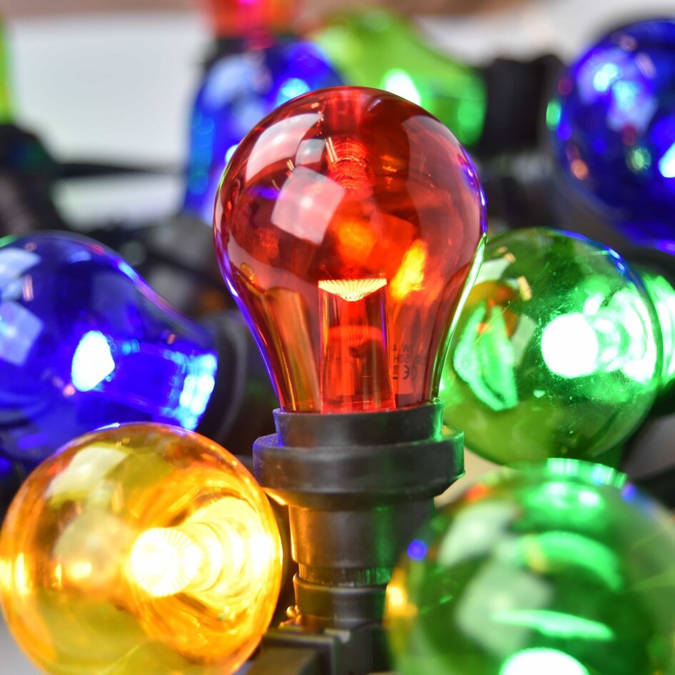 Kompletny zestaw girlandy świetlnej z 4 kolorowymi lampami LED z dużym kloszem