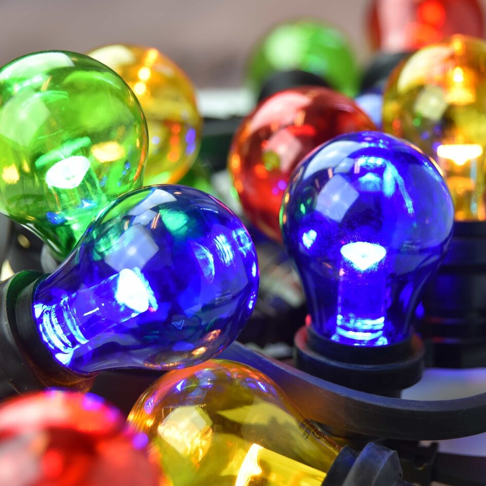 Kompletny zestaw girlandy świetlnej z 4 kolorowymi lampami LED z dużym kloszem