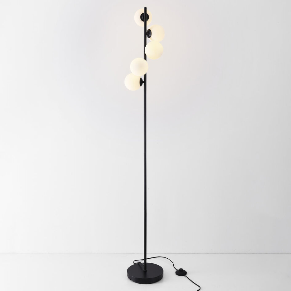 Lampa podłogowa Tyson z czarną ramą i mlecznym szkłem 5 światła