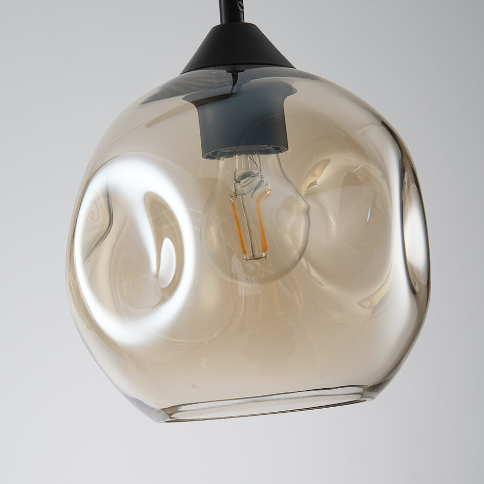 3 światła nowoczesna lampa wisząca Fayen czarna z organicznym kształtem szkła koniakowego