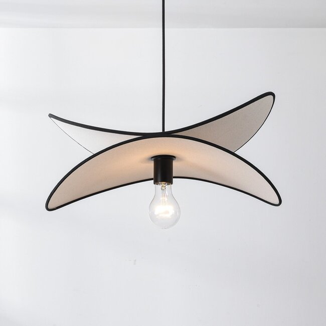 Design lampa wisząca Sapca, biały len z czarnymi akcentami