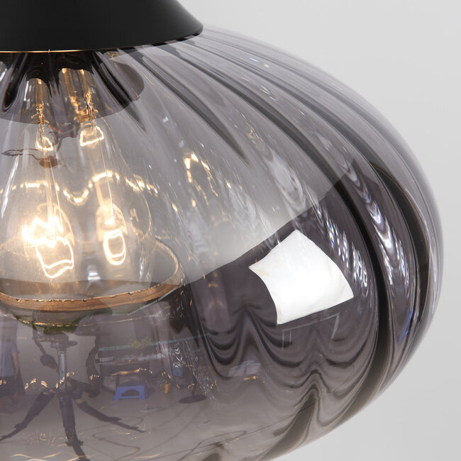 Nowoczesna lampa sufitowa Nur czarna z prążkowanym szkłem dymionym