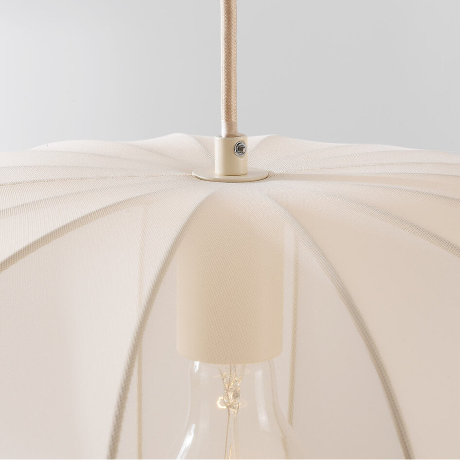 Materiałowa lampa wisząca Wivra – styl Japandi z jasnobeżowym kloszem o miękkim, kwadratowym kształcie