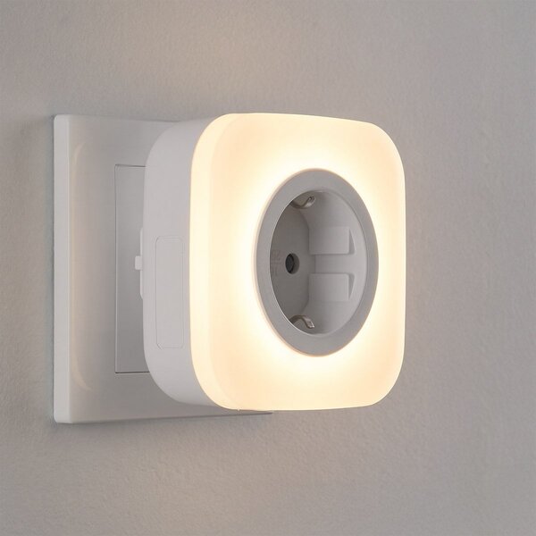 Kompaktowa lampka nocna z gniazdkiem i czujnikiem światła – lampa wtyczkowa 2 w 1