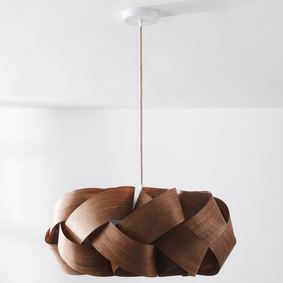 Lampa wisząca Weave z naturalnym designem i fornirem orzechowym – Ø60 cm