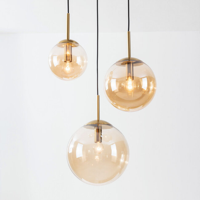 Lampa wisząca Marui z trzema bursztynowymi szklanymi kulami i złotymi akcentami