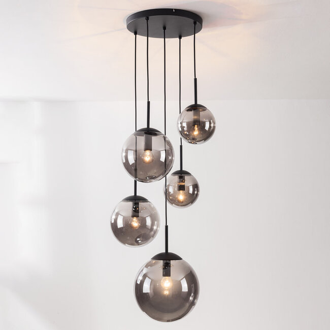 5 światła czarna lampa wisząca Marui z przydymionymi szklanymi kulami