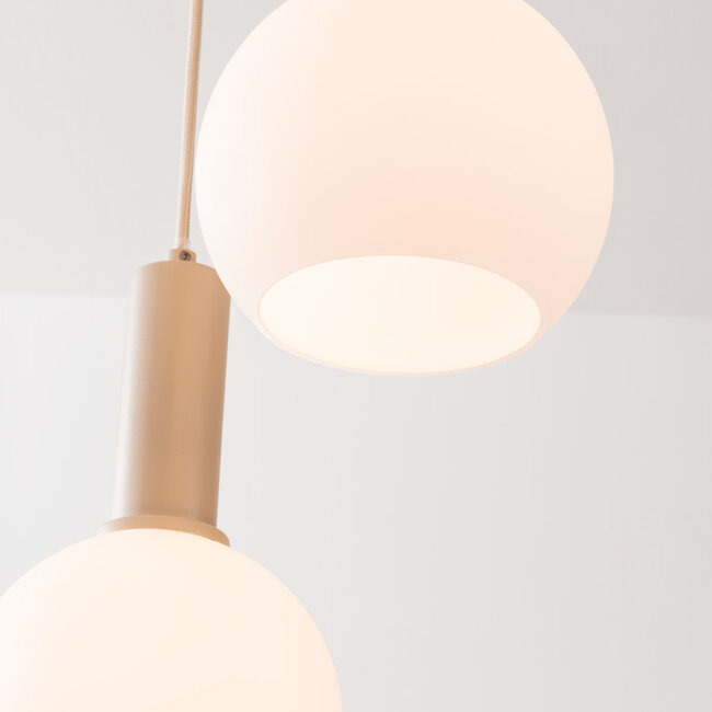 3 światła beżowa lampa wisząca Imme z mlecznobiałymi szklanymi kloszami