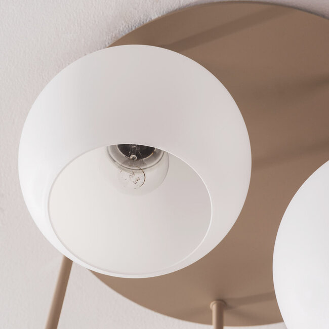 Nowoczesna beżowa lampa sufitowa Carato 5 światła z mlecznobiałymi szklanymi kulami