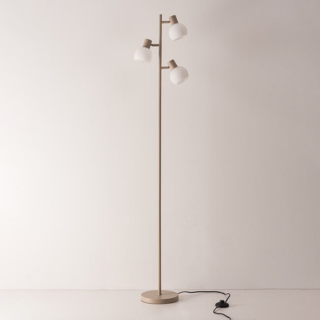Lampa podłogowa Pieta w kolorze beżowym z trzema obrotowymi reflektorami z mlecznobiałego szkła