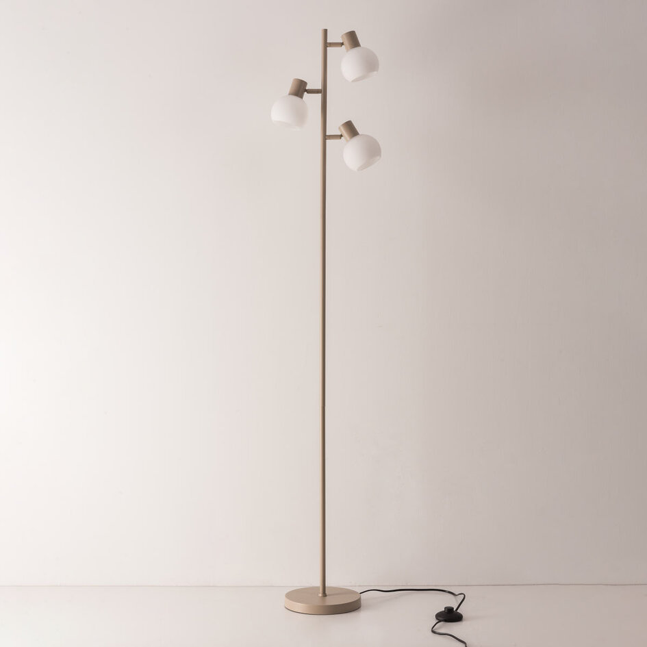 Lampa podłogowa Pieta w kolorze beżowym z trzema obrotowymi reflektorami z mlecznobiałego szkła
