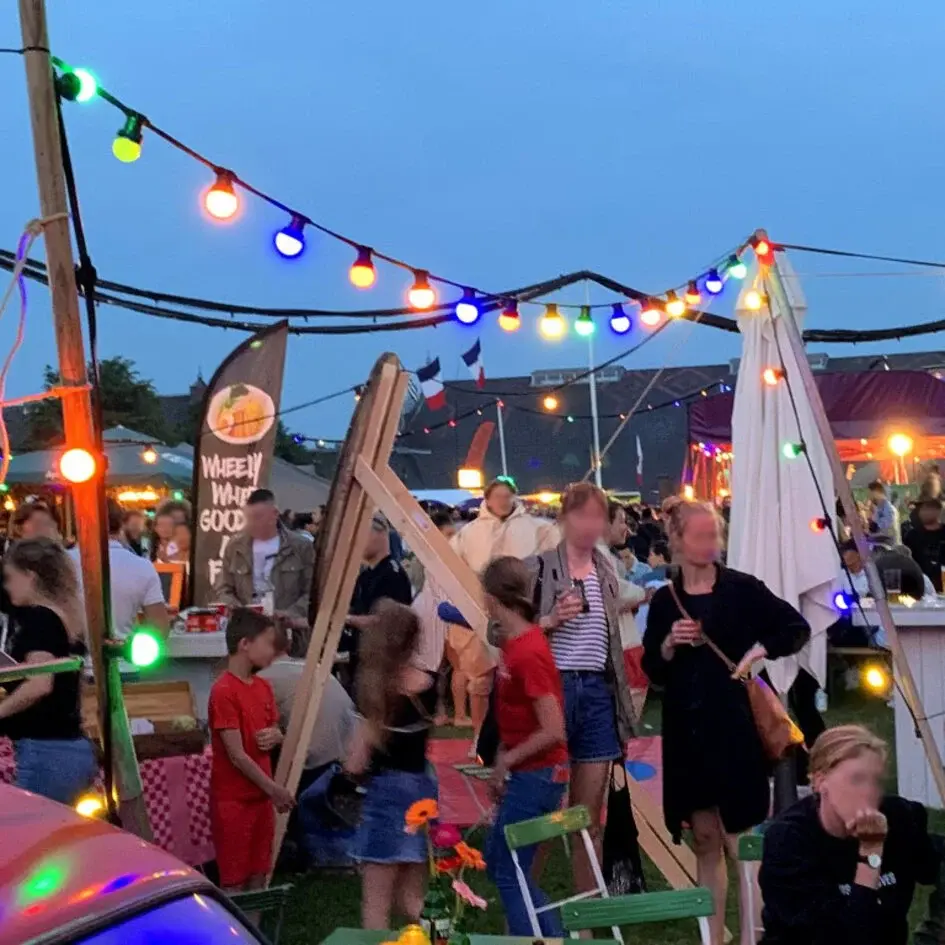Kompletny zestaw girland świetlnych z 8 kolorowymi lampami LED