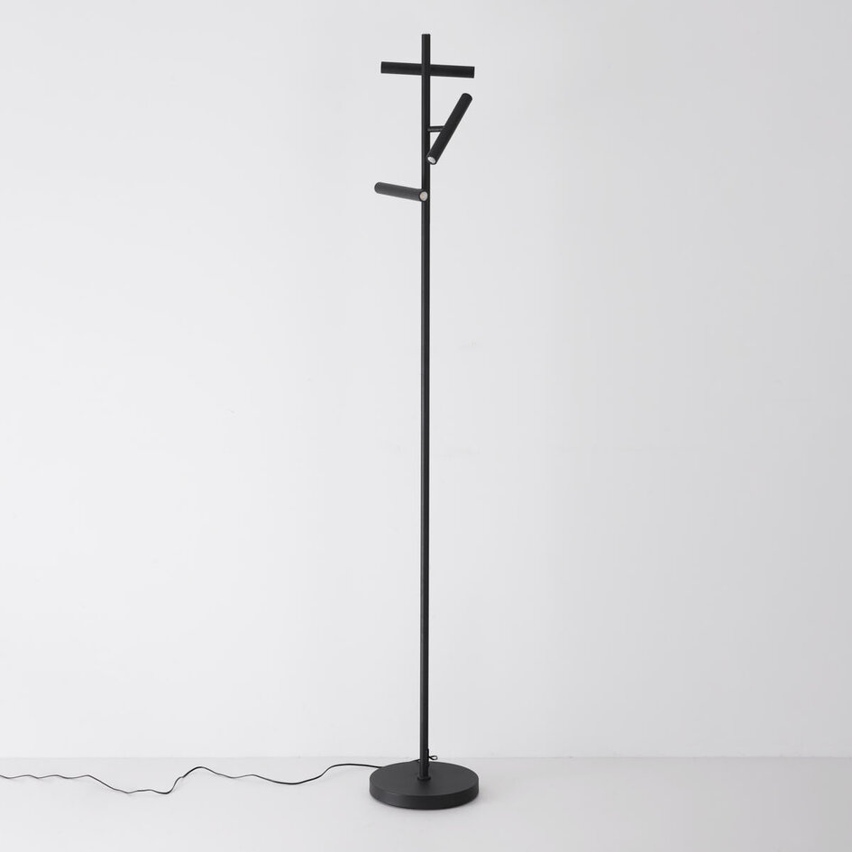 Lampa podłogowa Zhan z trzema obrotowymi reflektorami, ściemniaczem dotykowym i funkcją światła skierowanego w górę i w dół – czarna