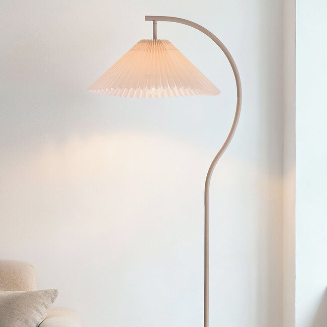 Nowoczesna lampa łukowa Tatsu z plisowanym kloszem z tkaniny i beżową ramą