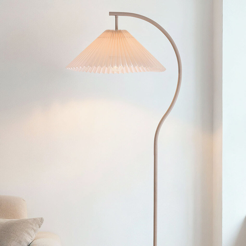 Nowoczesna lampa łukowa Tatsu z plisowanym kloszem z tkaniny i beżową ramą