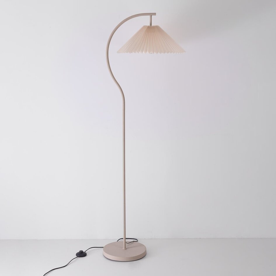 Nowoczesna lampa łukowa Tatsu z plisowanym kloszem z tkaniny i beżową ramą