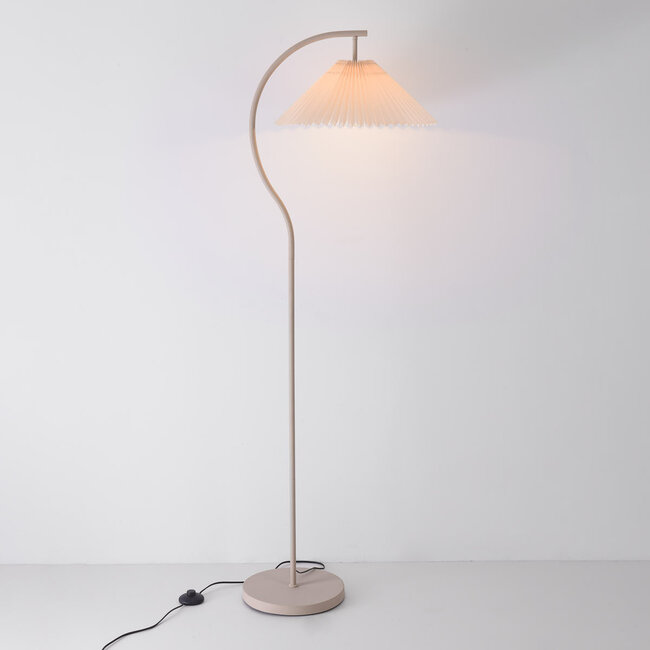 Nowoczesna lampa łukowa Tatsu z plisowanym kloszem z tkaniny i beżową ramą