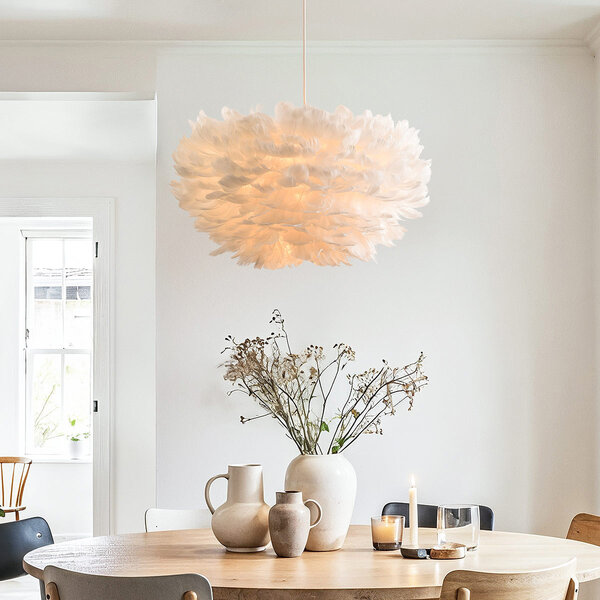 Lampa wisząca Floka z miękkimi białymi piórami